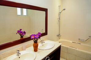 Deluxe Room, Lakeside | Bathroom | Combined shower/tub, free toiletries, towels
