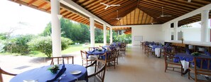 Outdoor dining - Waterside Bentota (Bentota)