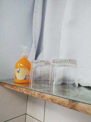 Basic Tek Büyük Yataklı Oda, 1 Yatak Odası | Banyo | Duş, ücretsiz banyo/kozmetik ürünleri, saç kurutma makinesi, havlu 