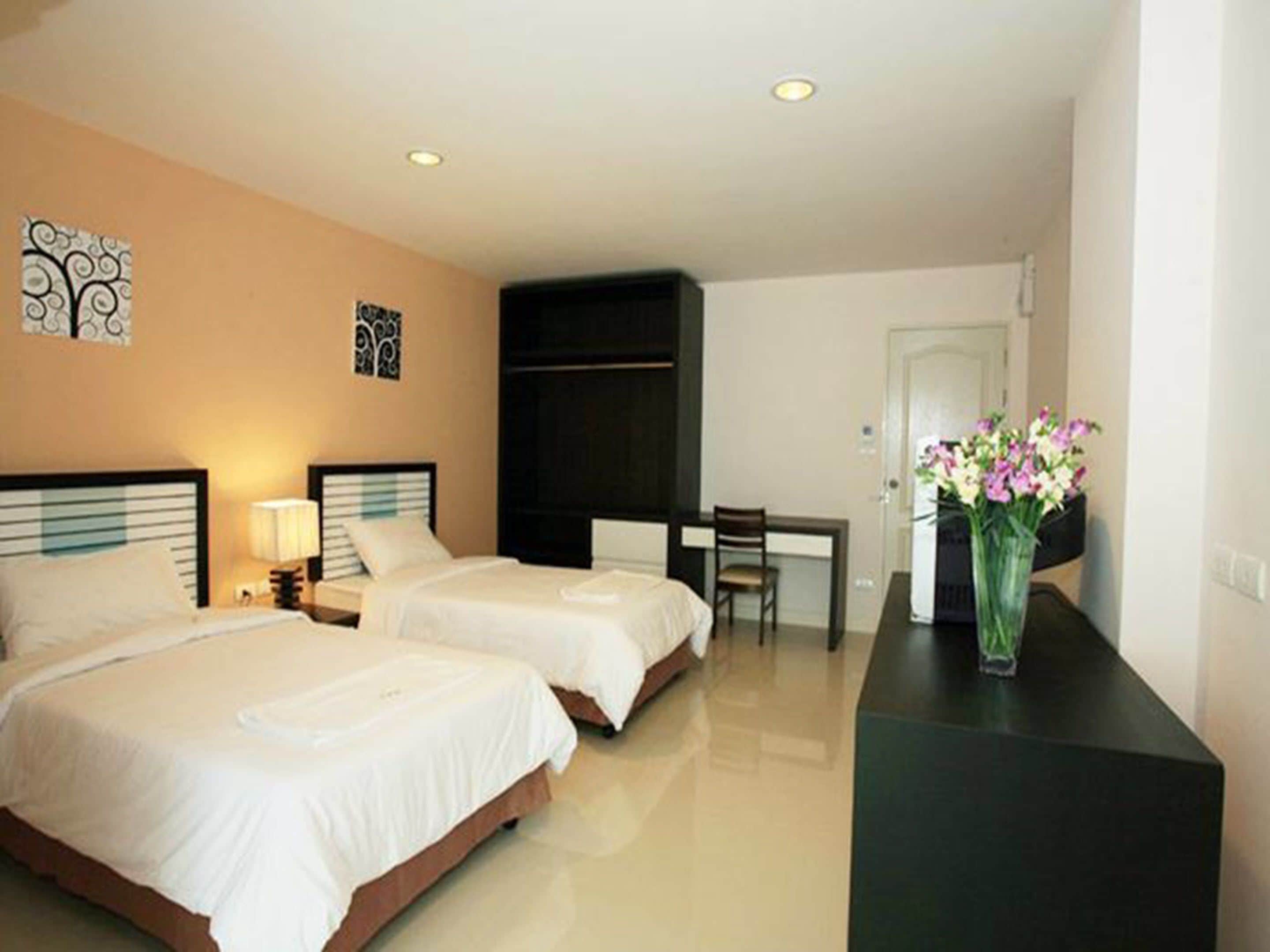 standard room | desk, wifi