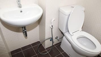 Shower, free toiletries