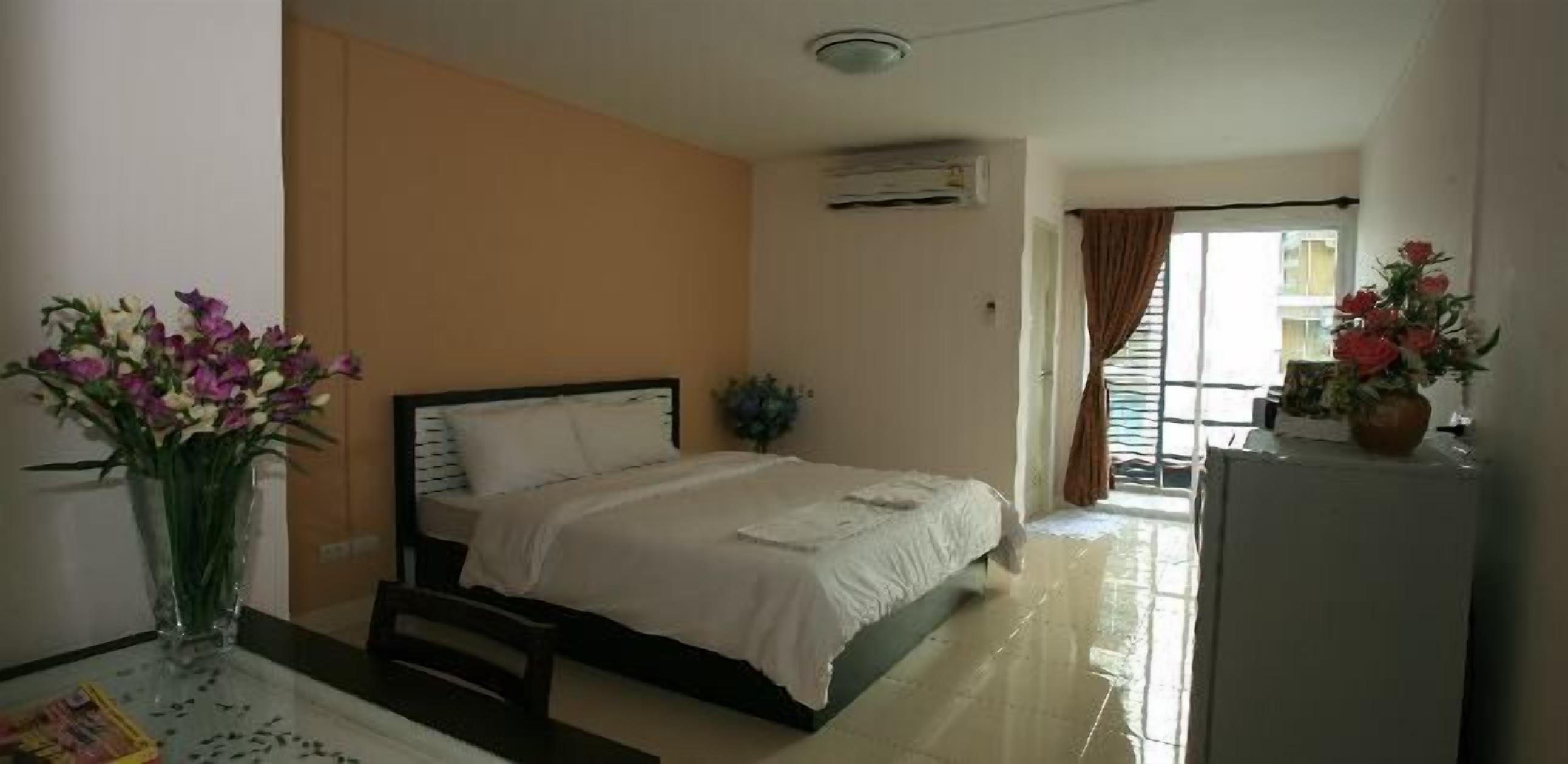 standard room | desk, wifi