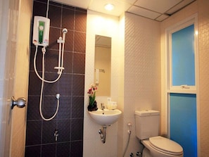 Standardzimmer | Badezimmer | Dusche, kostenlose Toilettenartikel