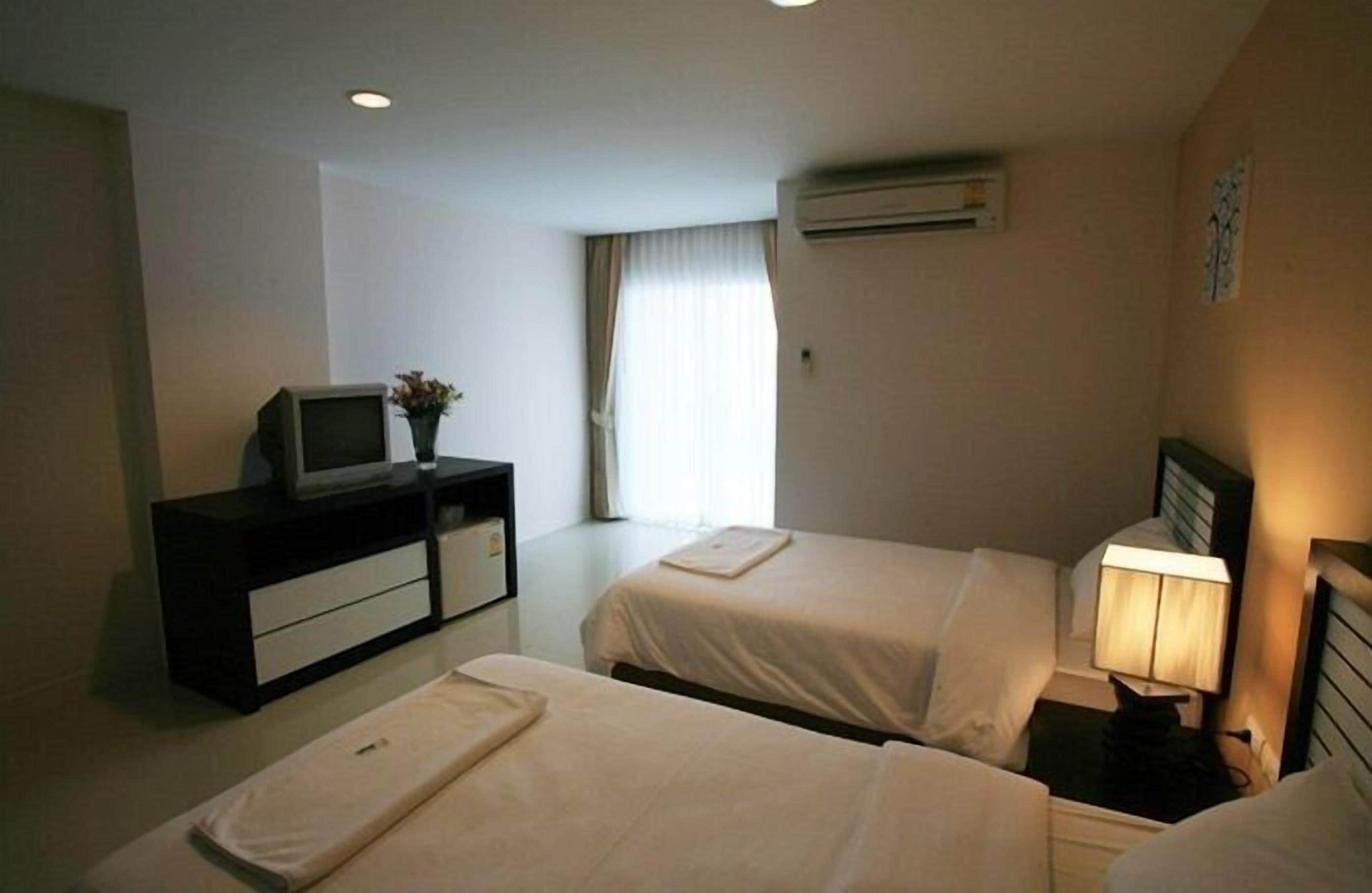 standard room | desk, wifi