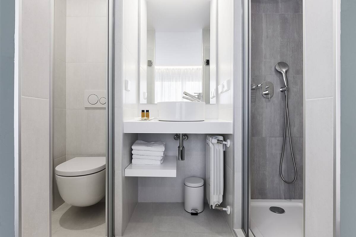 economy double room | bathroom | free toiletries, hair dryer, towels, soap