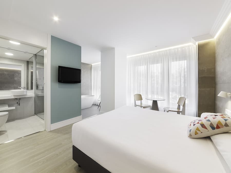 Escritorio, cortinas blackout y sistema de insonorizaciĂłn