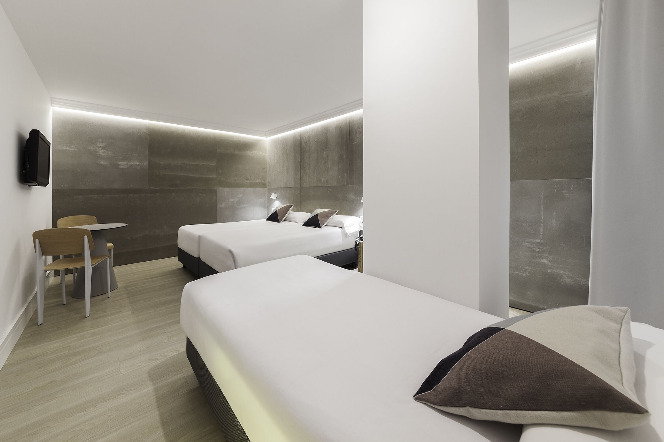 Quarto triplo | Escrivaninha, cortinas blackout, quartos à prova de som