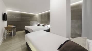 Habitación triple | Escritorio, cortinas opacas, sistema de insonorización