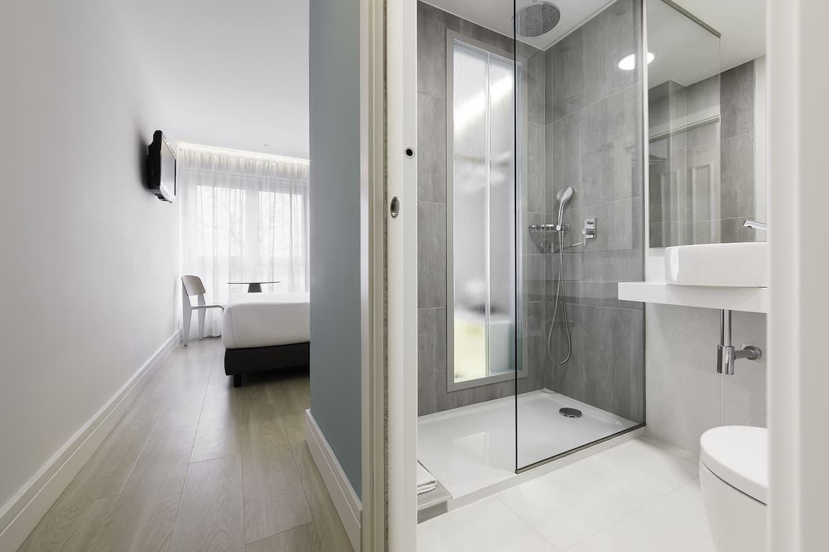 standard double room | bathroom | free toiletries, hair dryer, towels, soap