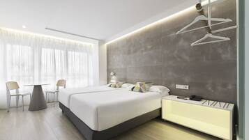 Habitación superior con 2 camas individuales | Escritorio, cortinas opacas, sistema de insonorización