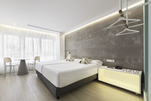 Superior Twin Room | Desk, blackout drapes, soundproofing, iron/ironing board - Hotel Mar del Plata (A Coruña)