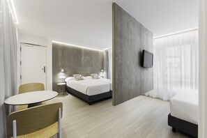 Family Room | Desk, blackout drapes, soundproofing, iron/ironing board - Hotel Mar del Plata (A Coruña)