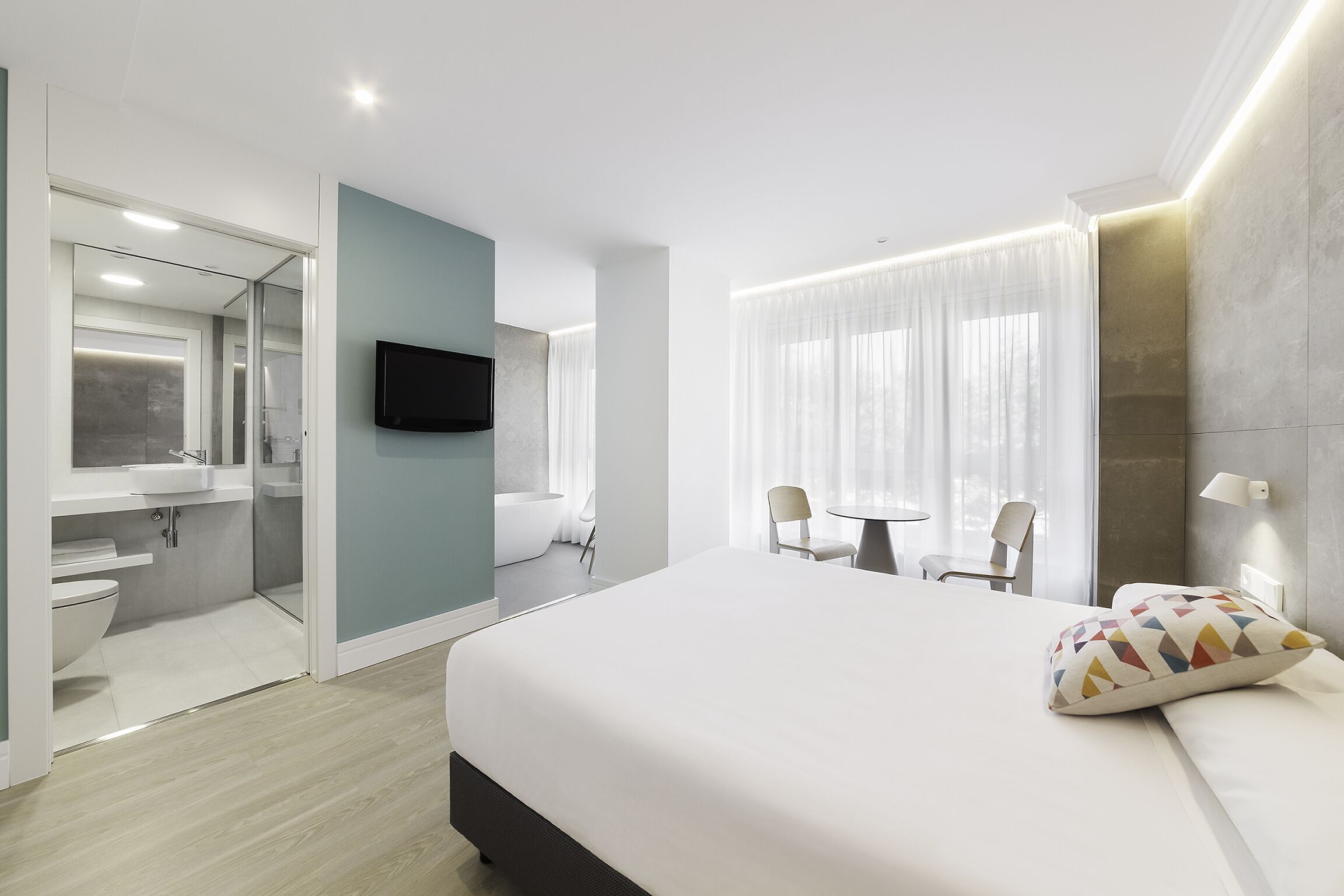 Escritorio, cortinas opacas, sistema de insonorización