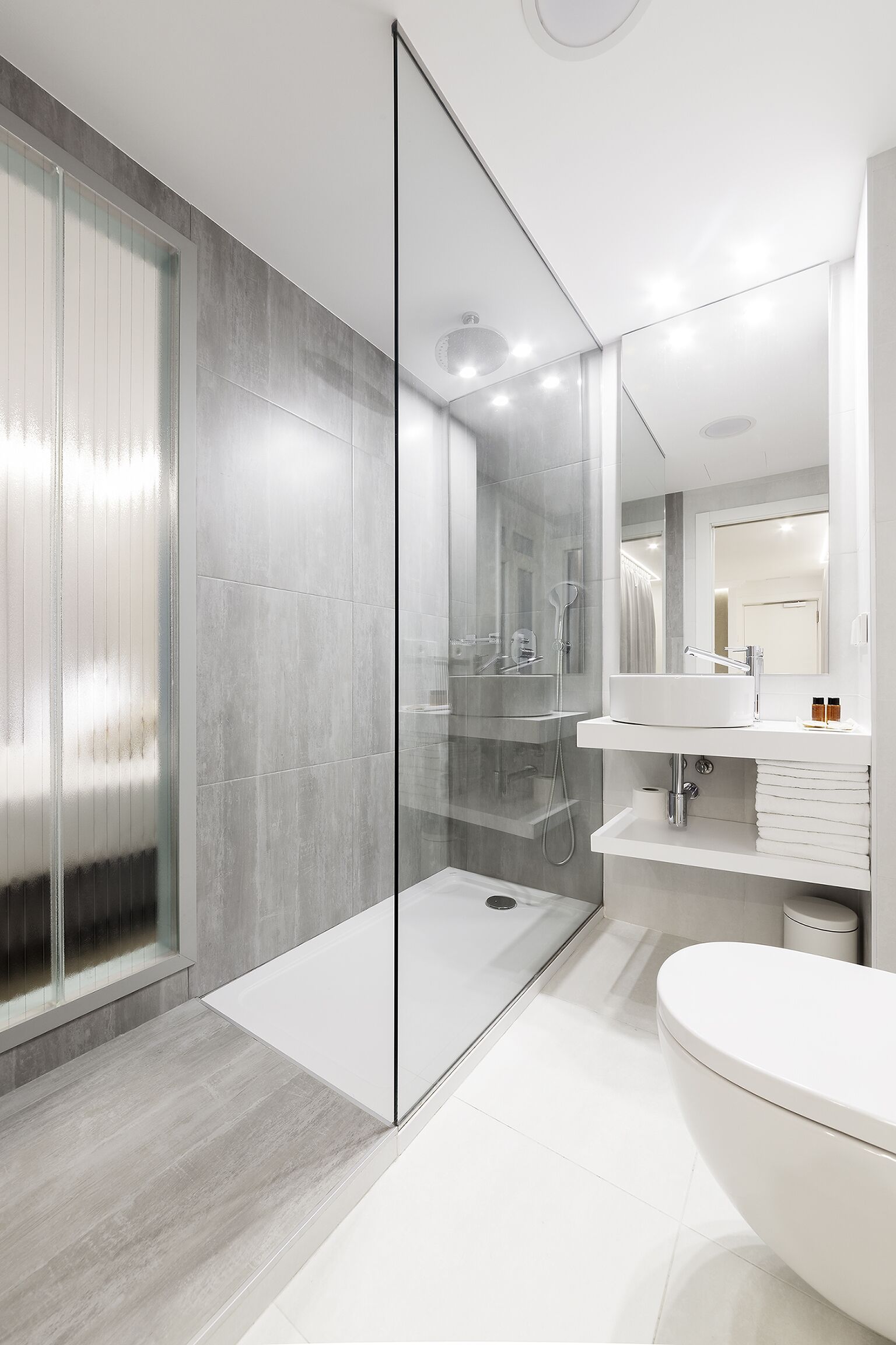 Quarto família | Banheiro | Produtos de toalete grátis, secador de cabelo, toalhas de banho 