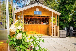 Serves lunch and dinner - The Falcon Hotel (Bude)