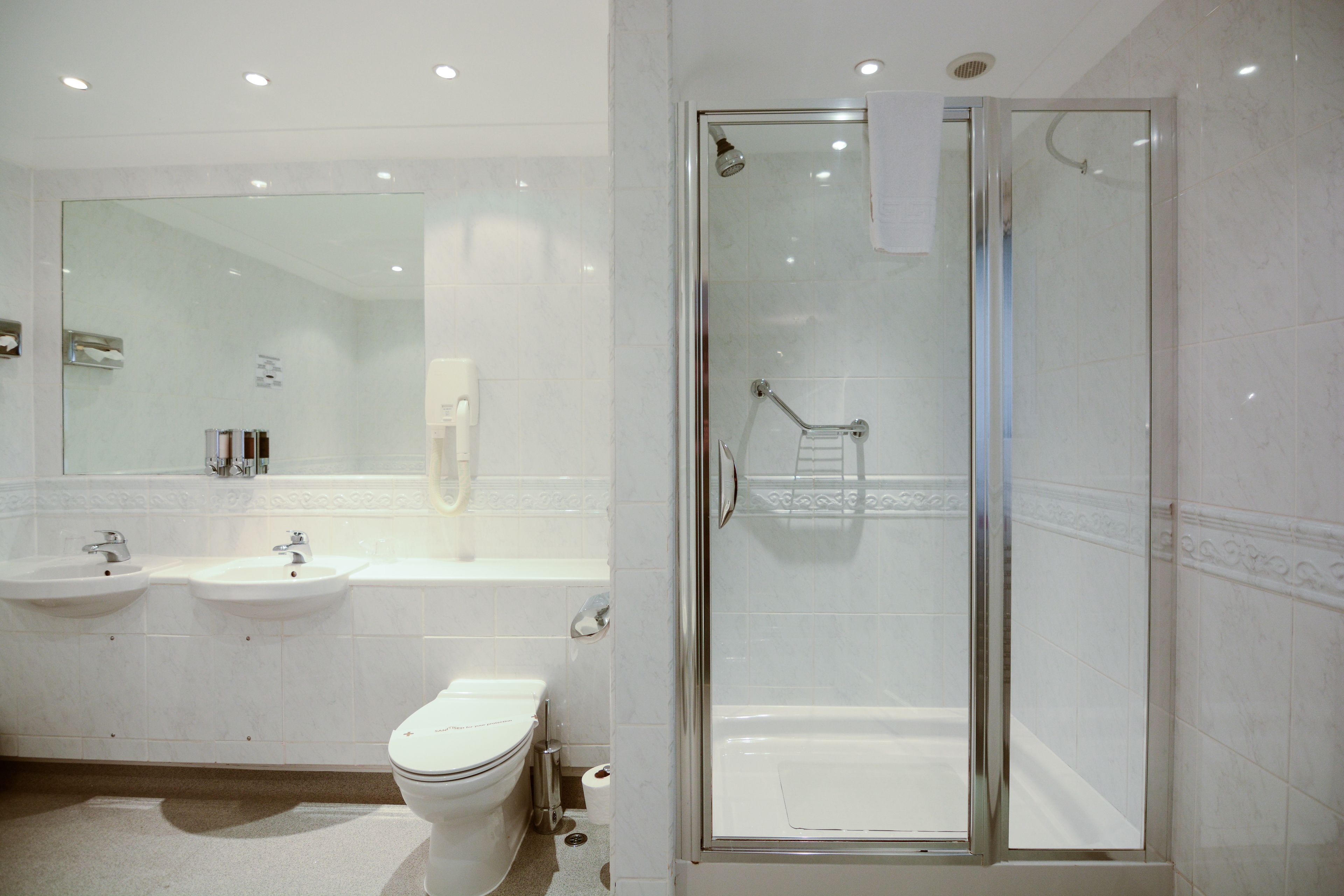 superior double room, 1 king bed, jetted tub | bathroom | free toiletries, hair dryer, towels