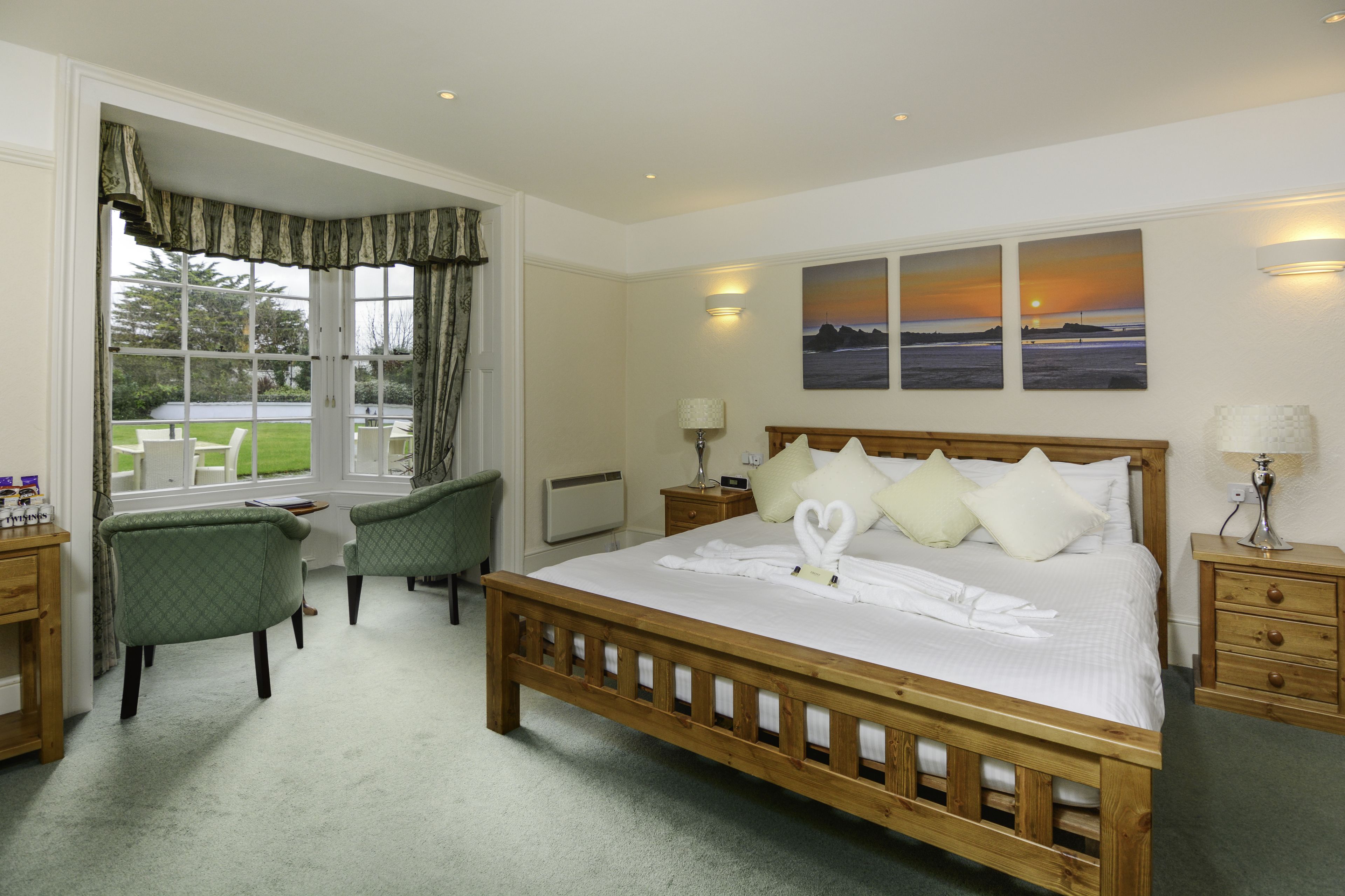 Superior Double Room, 1 King Bed, Jetted Tub | Desk, iron/ironing board, free WiFi, bed sheets