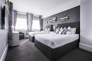 Deluxe Family Room | Skrivebord, strykejern/-brett, wi-fi (inkludert) og sengetøy