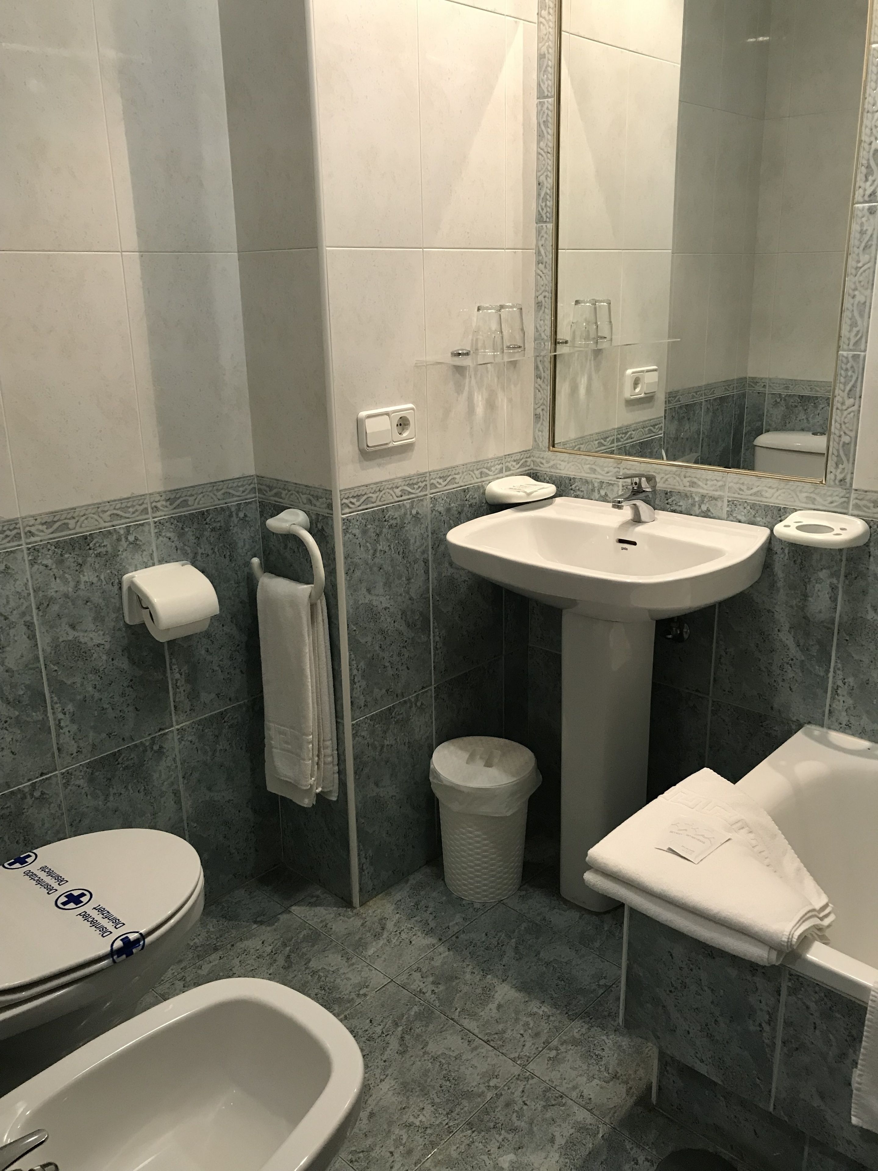 combined shower/bathtub, hair dryer, towels