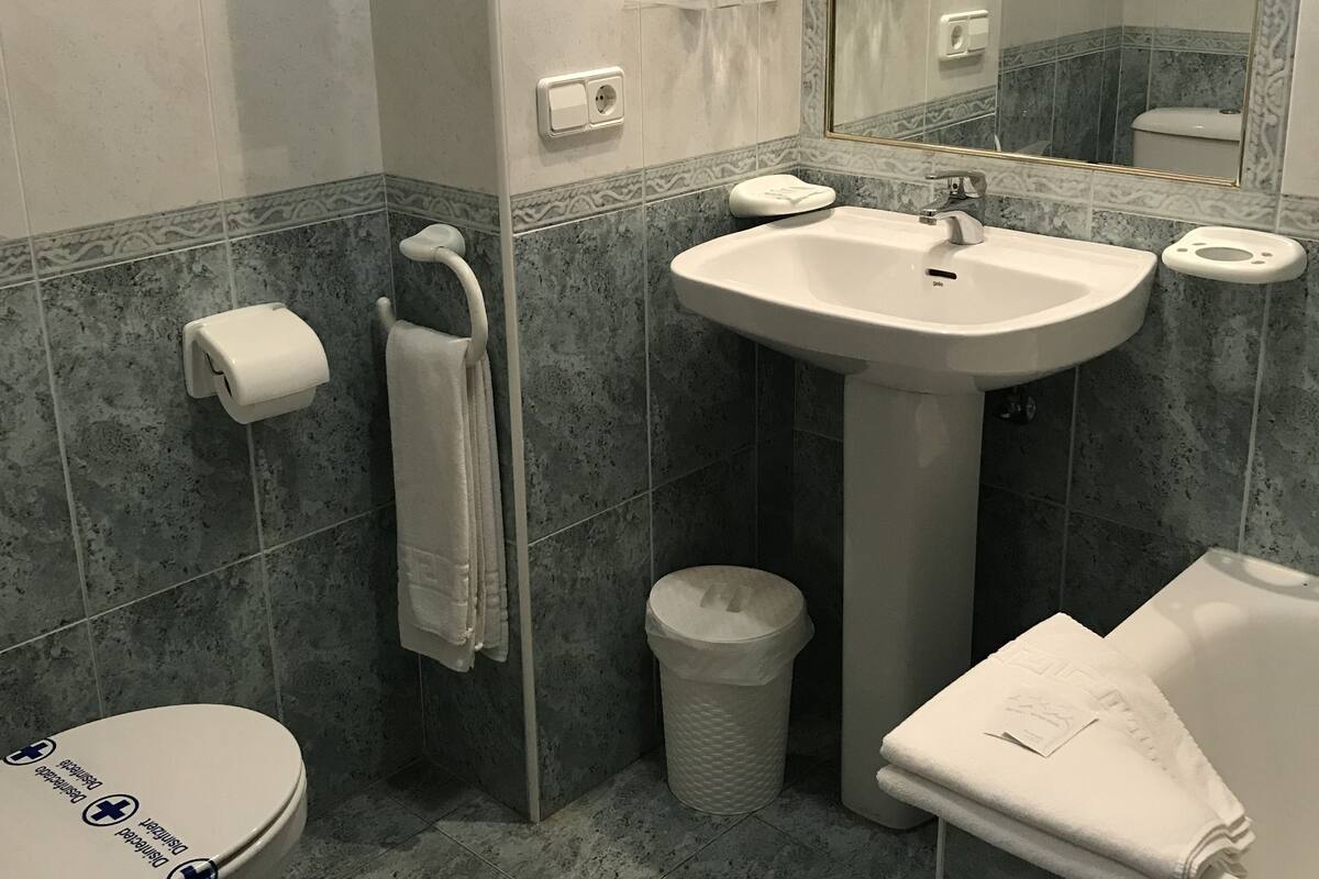 combined shower/bathtub, hair dryer, towels