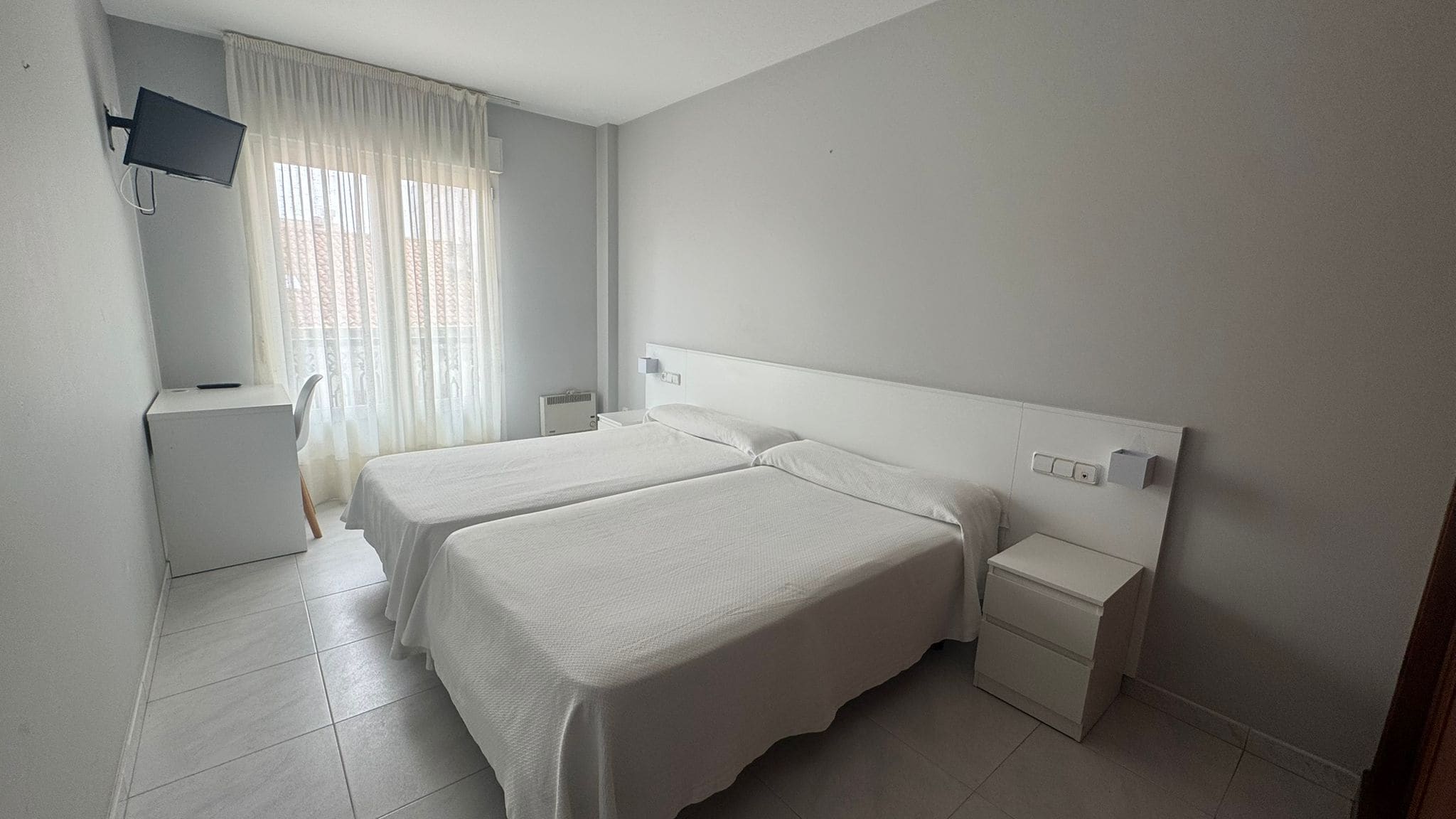 雙人或雙床房 | 書桌、遮光窗簾/窗簾