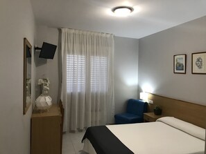 Habitación con 1 cama doble o 2 individuales | Escritorio, cortinas opacas, cunas o camas infantiles gratuitas