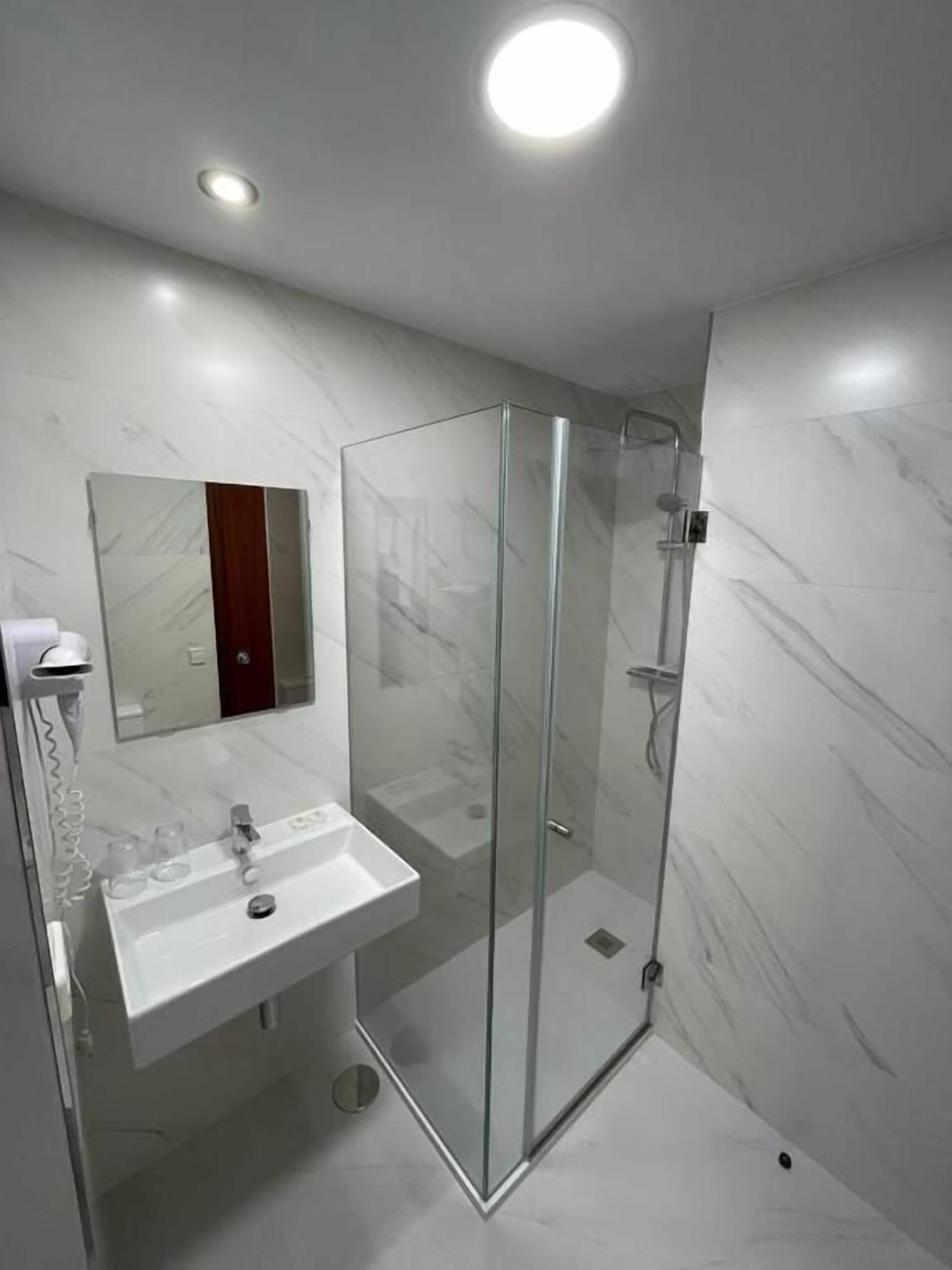 Combined shower/tub, hair dryer, towels
