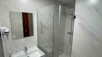 Combined shower/tub, hair dryer, towels