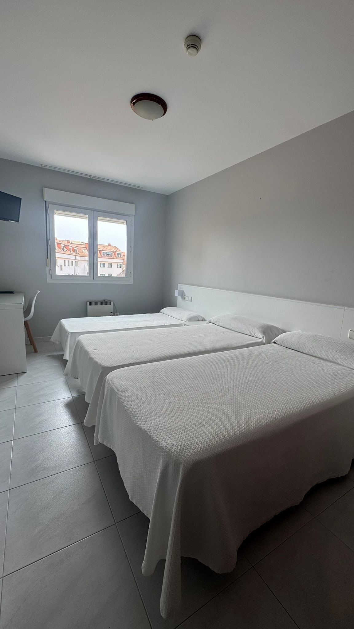 Kolmen hengen huone | Työpöytä, pimennysverhot