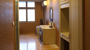 Room, 2 Double Beds (2 persons) | Egyptian cotton sheets, down comforters, blackout drapes, WiFi (free) - Banciaoking Hotel (New Taipei City)