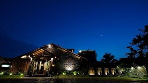 Fachada del alojamiento - Noche