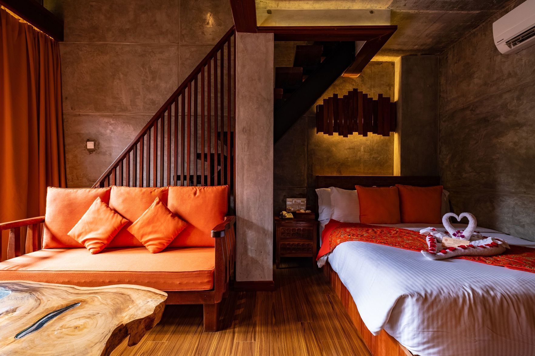 高档床上用品、迷你吧、客房内保险箱、办公桌