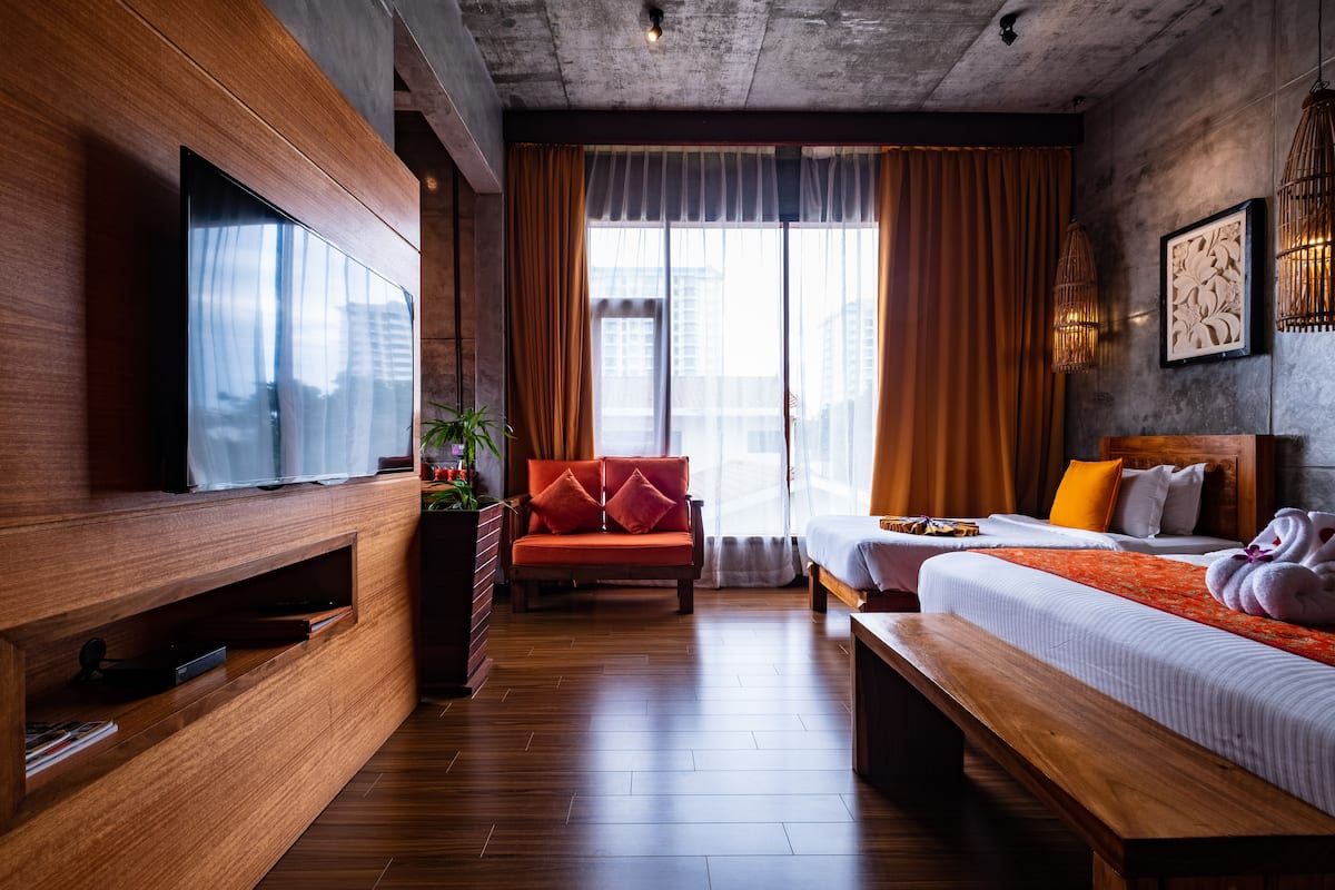 Deluxe Studio, 1 Bedroom, Bathtub, City View | Street view