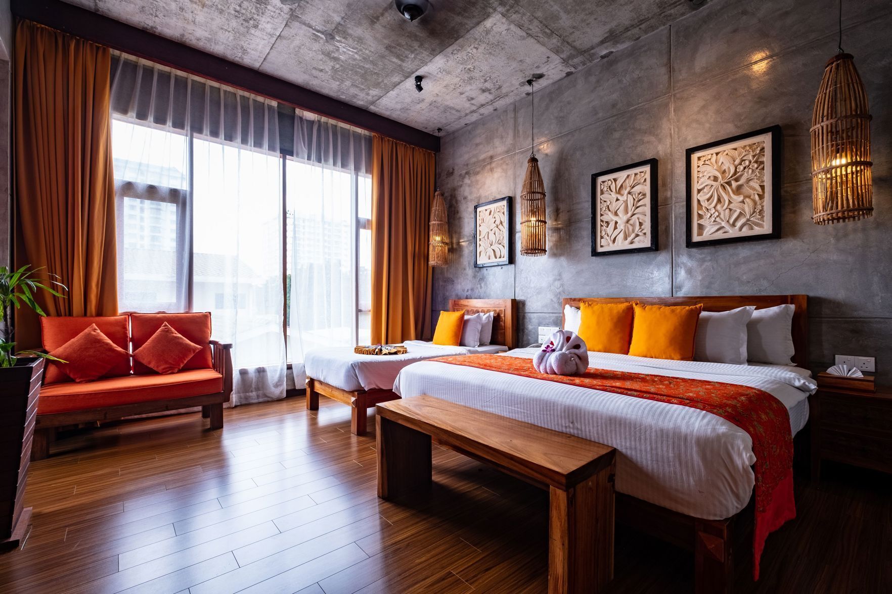 高档床上用品、迷你吧、客房内保险箱、办公桌