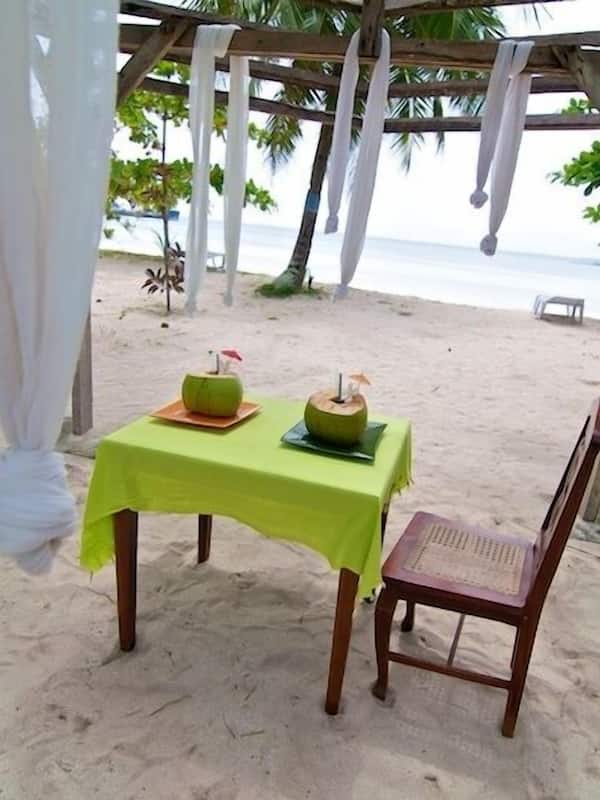 Breakfast, lunch, dinner served; Filipino cuisine