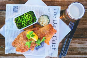 供應早餐、午餐和晚餐，當地料理