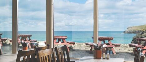 Phục vụ bữa sáng, bữa trưa, bữa tối, đặc sản địa phương