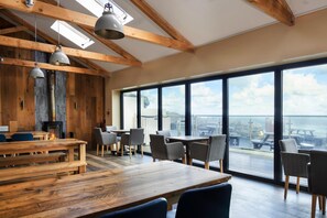 Petit déjeuner et déjeuner servis sur place, spécialités Cuisine locale