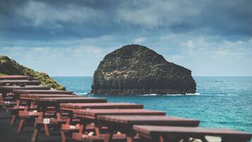 Serveert ontbijt, lunch, diner, lokale gerechten