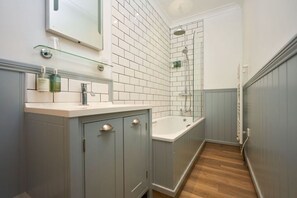 Signature Double Room | Bathroom | Combined shower/tub, deep soaking tub, free toiletries, hair dryer - The Port William (Tintagel)