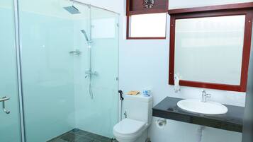 Superior Deluxe Room | Bathroom | Shower, free toiletries, hair dryer, bidet
