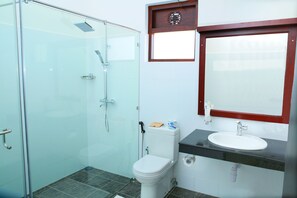 Superior Deluxe Room | Bathroom | Shower, free toiletries, hair dryer, bidet