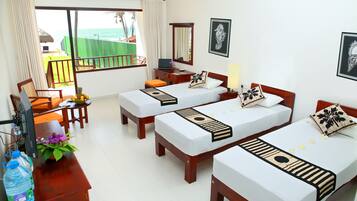 Habitación superior | Minibar, caja de seguridad en la habitación y escritorio