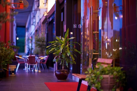 Fachada de la propiedad. De Botani Hotel