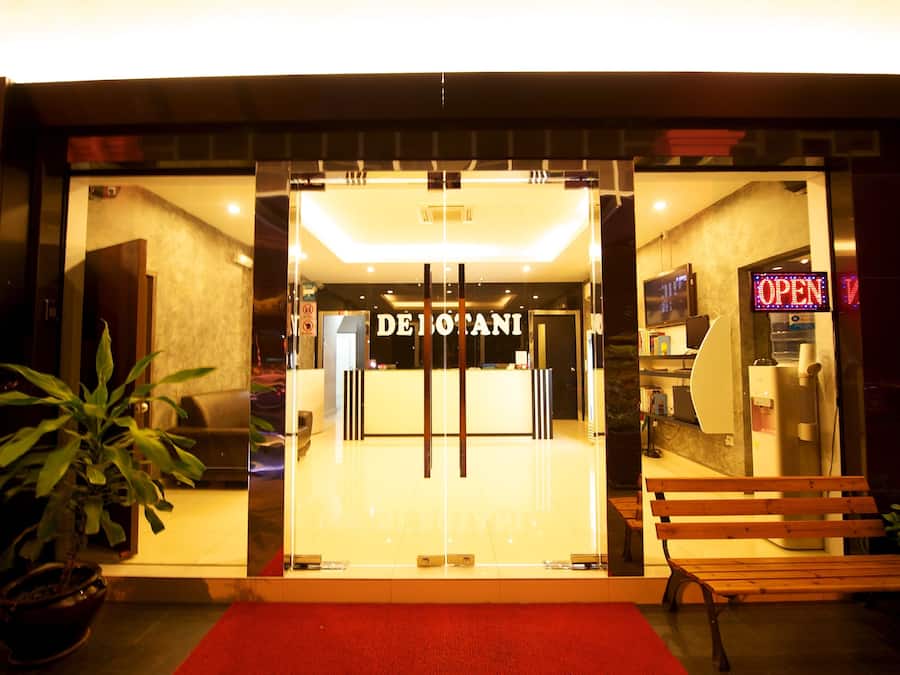 Voorkant accommodatie - avond/nacht