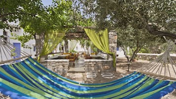 Daily cooked-to-order breakfast (EUR 8 per person)