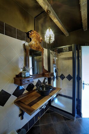 Comfort Double Room (Matilde) | Bathroom | Shower, free toiletries, hair dryer, towels - Palazzo Gatteschi (Poppi)