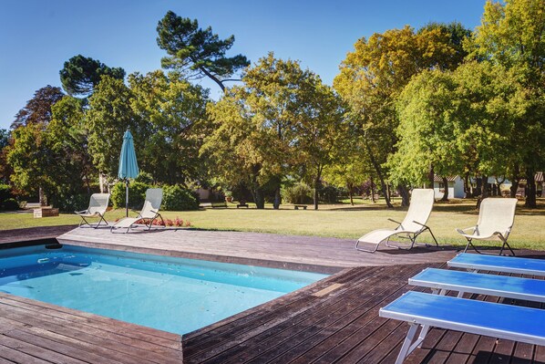 Kauden mukainen ulkouima-allas, aurinkovarjoja, aurinkotuoleja