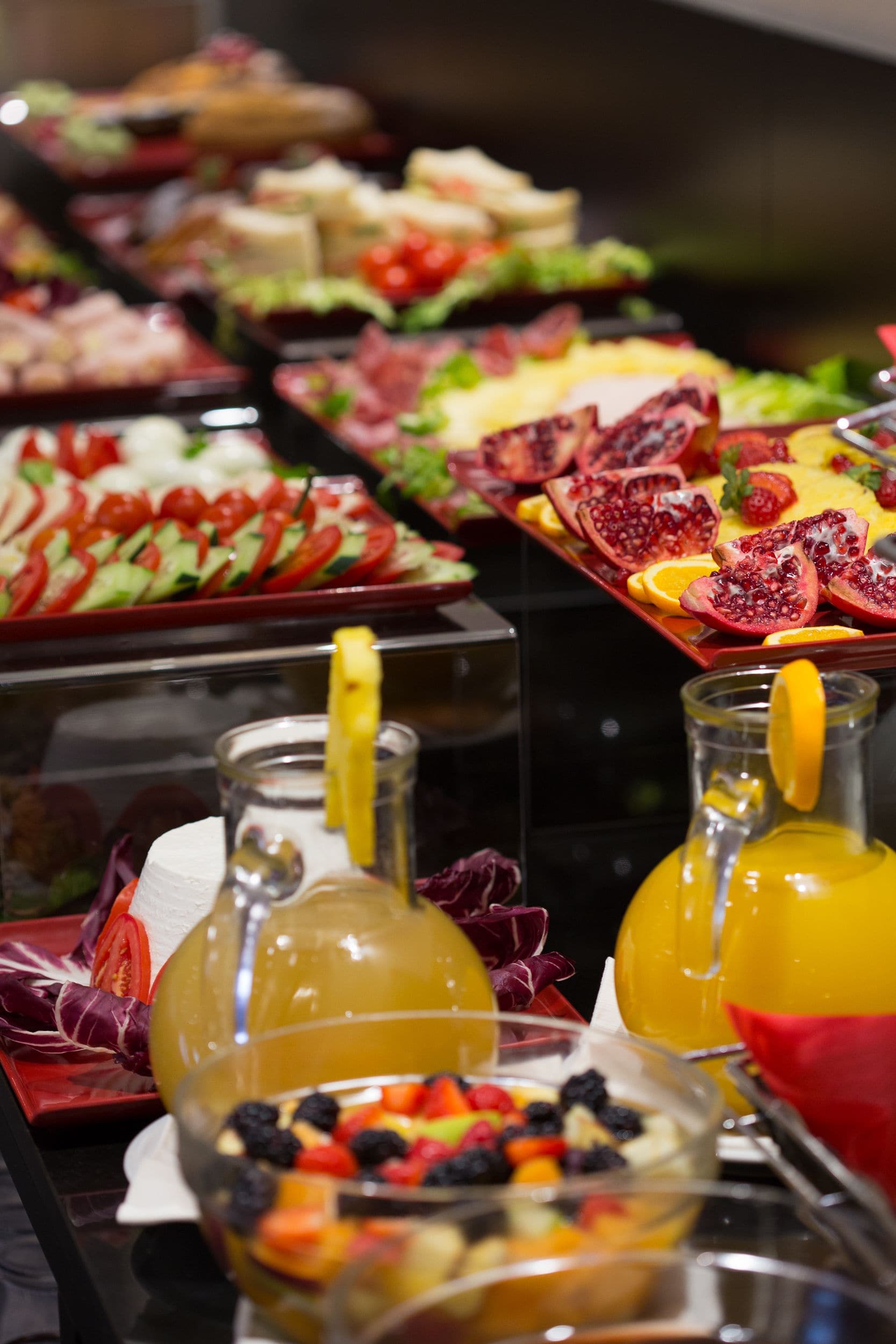 Un buffet proposant une variété de plats et de boissons.