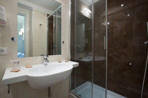 Comfort Double Room | Bathroom | Shower, rainfall showerhead, free toiletries, hair dryer
